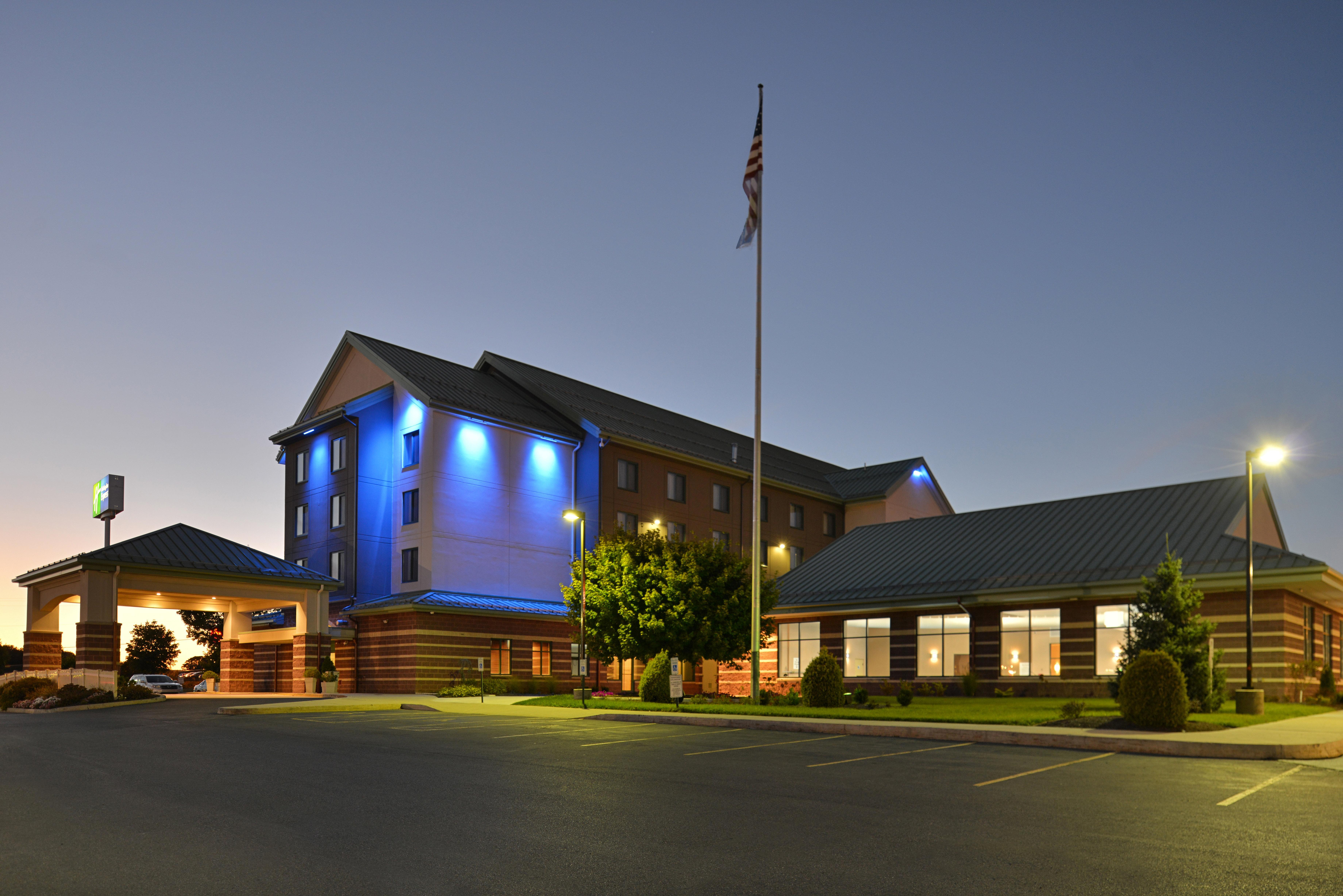 Holiday Inn Express Breezewood By Ihg Екстер'єр фото